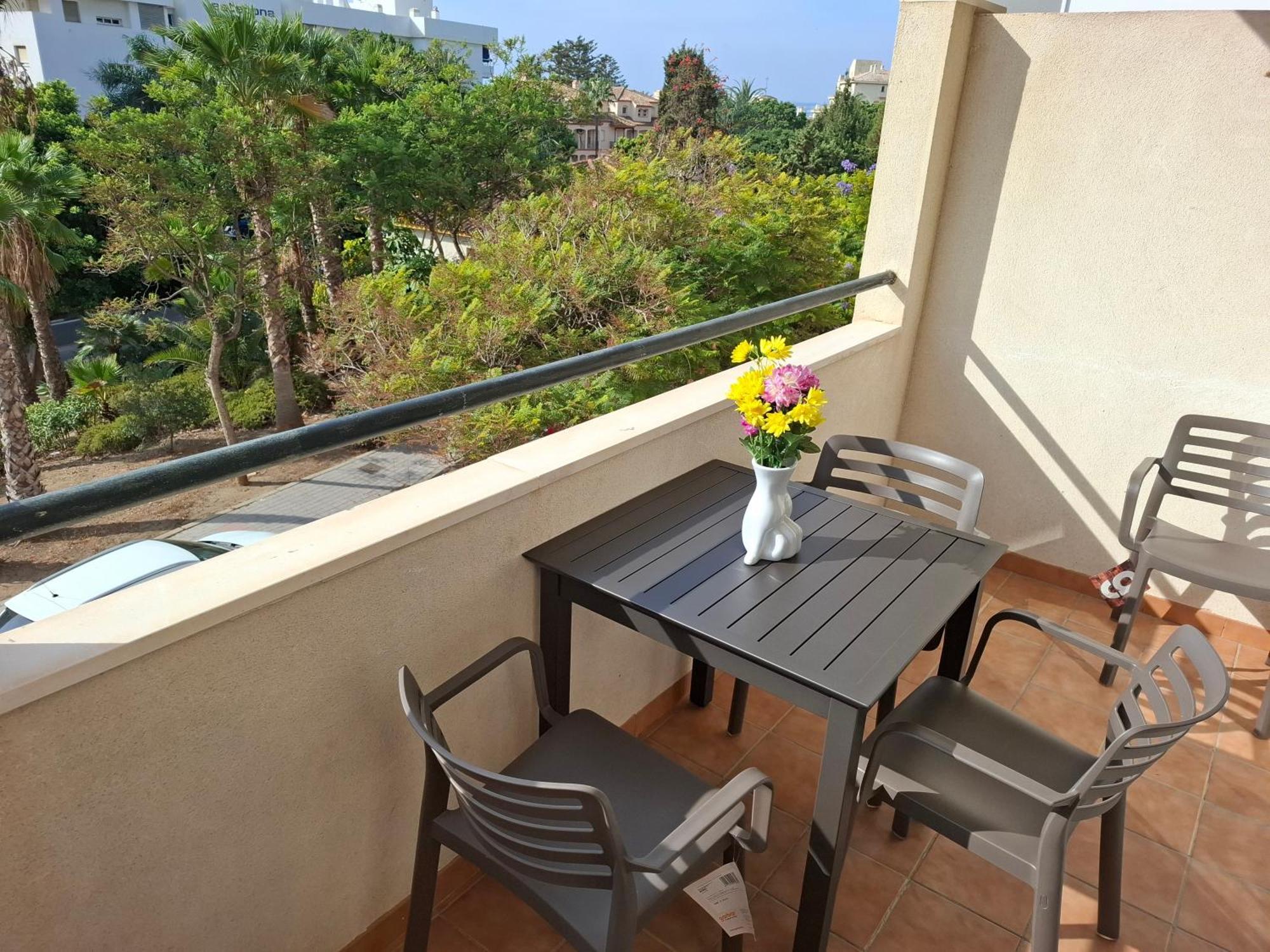 Central 2-Bed Apartment In Estepona Port Exterior photo